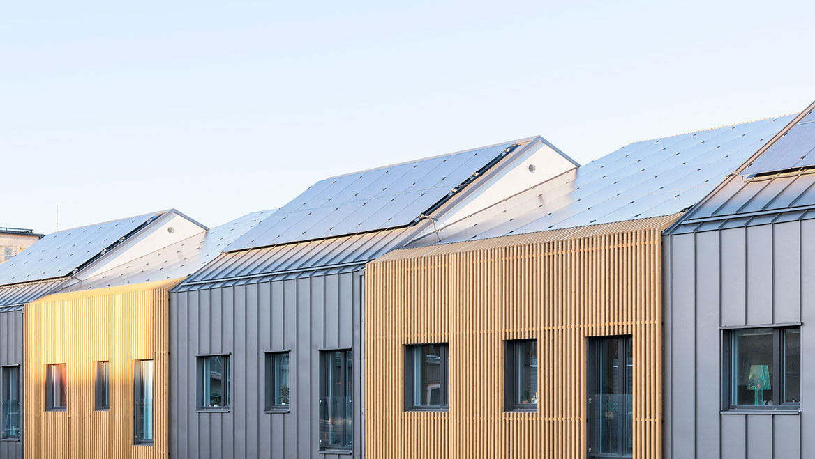In Örebro, Sweden, a series of prefabricated net-zero energy passive houses that generate 4 megawatts of energy annually was designed by Street Monkey Architects. Energy generated by rooftop PV panels also powers electric vehicle chargers in parking areas. Any excess energy is collected by 40-kilowatt battery cells, then sold to Örebro’s grid when the batteries are full. Photo by Mattias Hamrén.