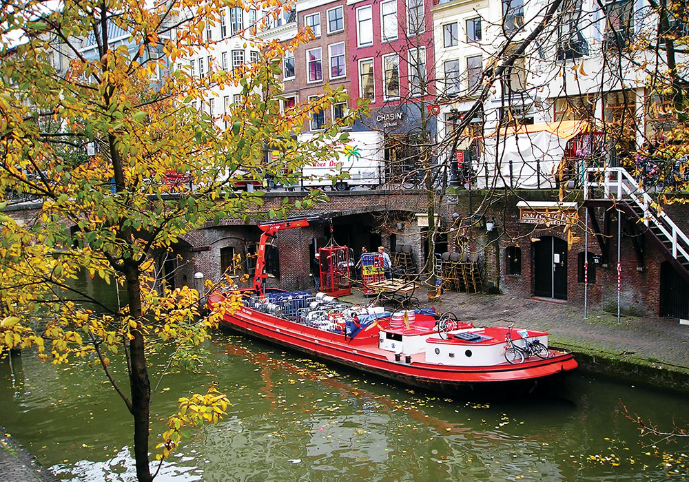 European and municipal subsidies helped the Dutch city of Utrecht make the switch to electric-propelled zero-emission barges to deliver kegs of beer and collect waste. Photo by Steve Edwards, Flickr.