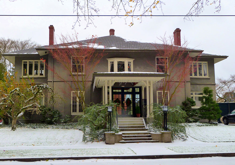 Planning Winter 2021 3 Zoning Changes That Make Residential Neighborhoods More Affordable This fourplex, originally built in 1917, is listed as a contributing resource in the Irvington Historic District in Portland, Oregon. Cities tended toward more diverse housing types before residential zoning regulations became ubiquitous across the U.S. Photo by Ian Poellet.
