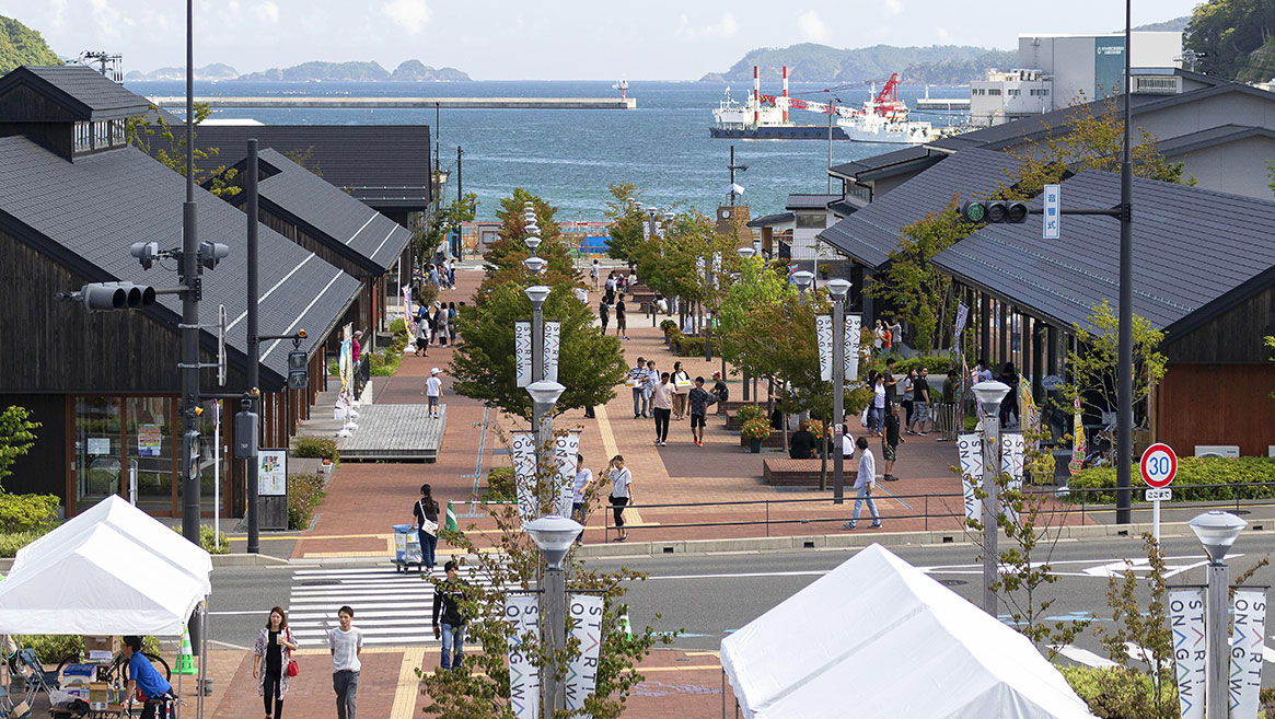 Described by some as the region’s reconstruction “front-runner,” Onagawa recovery was driven by three planning priorities set by the community and local businesses: integrating two town centers into one, establishing a convenient central corridor (above), and maintaining some connection with the water. Photo by Rodrigo Reyes Marin/ZUMA Wire/Alamy.