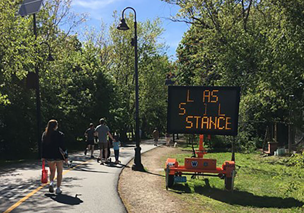 Light sign "Please social distance," at the beginning of the pandemic. Photo by María de la Luz Lobos 2020.